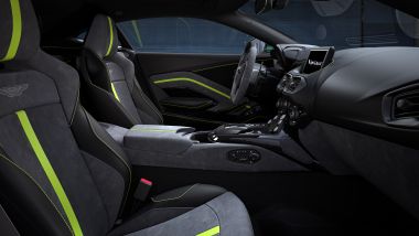 Nuova Aston Martin Vantage F1 Edition:l'abitacolo con rivestimenti in Alcantara e finiture verde fluo