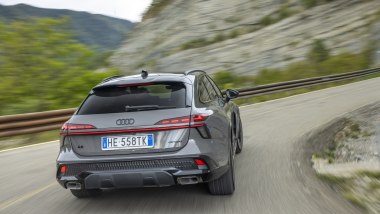 Nuova Audi A6 allroad: una station wagon grande e pesante, ma più agile del previsto