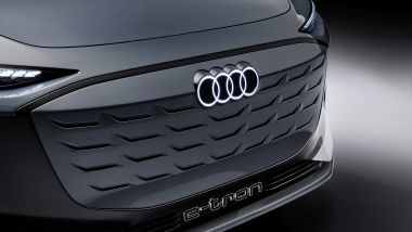 Nuova Audi A6 Avant e-tron concept: l'enorme calandra chiusa