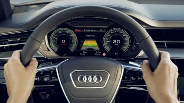 Nuova Audi A8 TFSI e: la strumentazione digitale specifica per la versione plug-in