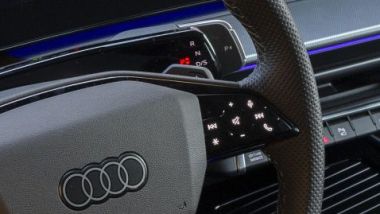 Nuova Audi Q3 2.0 TDI S Line Edition: la barra multifunzione nera dietro il volante
