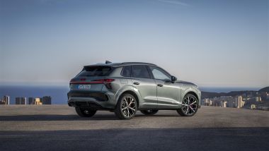 Nuova Audi Q3: il design della coda con la barra luminosa a LED