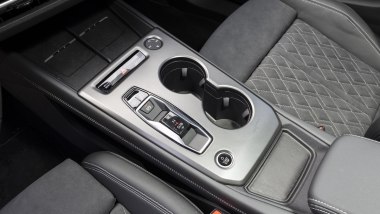 Nuova Audi Q4 e-tron: la console con doppia piastra di ricarica a induzione da 15W