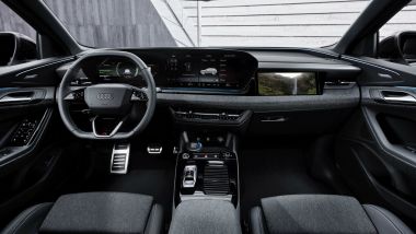 Nuova Audi Q6 e-tron a Monaco: il nuovo abitacolo con il maxi-display 