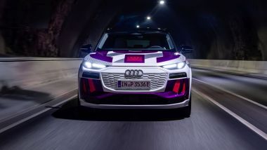 Nuova Audi Q6 e-tron, i gruppi ottici anteriori a matrice di LED