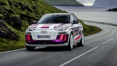 Audi Q6 e-tron: le foto del prototipo, i fari OLED di seconda generazione. Video