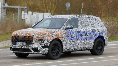 Nuova Audi Q7: davanti ci sono calandra inedita e fari a LED sdoppiati