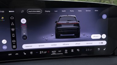 Nuova Audi Q7: il display OLED da 14,5'' del sistema d'infotainment connesso