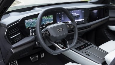 Nuova Audi Q7: il volante con comandi fisici e la plancia Digital Stage con tre display