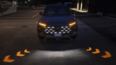 Nuova Audi Q7: le luci delle frecce sono replicate sulla strada per maggiore sicurezza