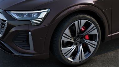 Nuova Audi Q8 e-tron, dettaglio del frontale del modello Sportback