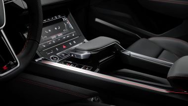 Nuova Audi Q8 e-tron, il selettore di marcia nel tunnel centrale
