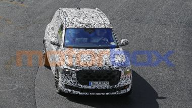 Nuova Audi Q9: il frontale con maxi griglia e fari a LED sdoppiati
