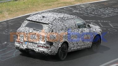 Nuova Audi Q9: un muletto del maxi SUV tedesco immortalato durante i collaudi in pista