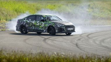 Nuova Audi RS3 Sedan 2021: impegnata in un drift