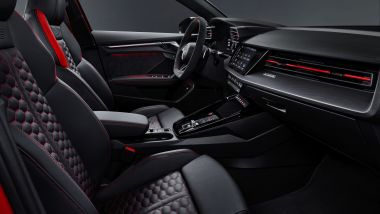 Nuova Audi RS3 Sportback: gli interni col il pacchetto RS Design rosso