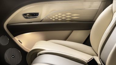 Nuova Bentley Bentayga EWB: l'illuminazione soffusa passa attraverso i fori della pelle