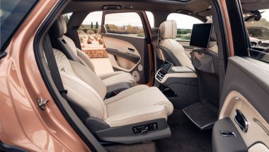 Nuova Bentley Bentayga EWB: tutto lo spazio dedicato ai passeggeri posteriori