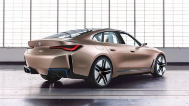 Nuova BMW i4: la coda del concept