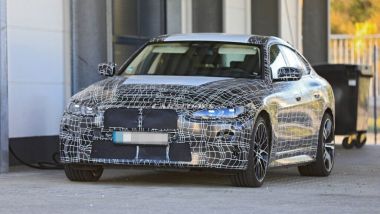 Nuova BMW i4: un prototipo durante i collaudi su strada