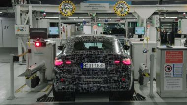 Nuova BMW i4: uno dei muletti fotografato durante il collaudo di fari e sospensioni