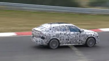 Nuova BMW iX2: il SUV/coupé elettrico durante i collaudi al Nurburgring