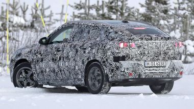 Nuova BMW iX2: prove generali sulla neve per il SUV/coupé elettrico