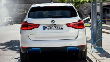 Nuova BMW iX3 alla colonnina di ricarica