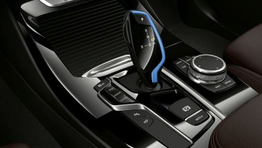 Nuova BMW iX3: i dettagli blu del cambio