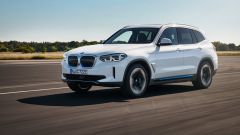 Al volante della BMW iX3: video-prova, prezzi, autonomia