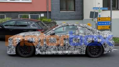 Nuova BMW M2 CS: sotto le pellicole mimetiche si vede uno spoiler più grande
