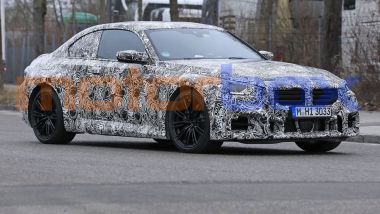 Nuova BMW M2: il design muscoloso si intravvede sotto la mimetica