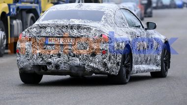 Nuova BMW M2: la coda mette in mostra i fianchi belli larghi