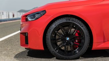 Nuova BMW M2: le ruote anteriori da 19 con freni da 380 mm