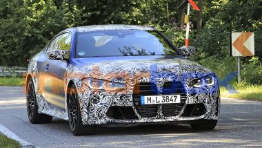 Nuova BMW M4 coupé 2020: la grande calandra verticale con listelli neri è un elemento di spicco dell'avantreno