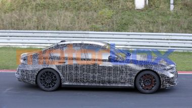 Nuova BMW M5: sotto le pellicole mimetiche troviamo le forme definitive