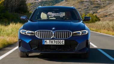 Nuova BMW Serie 3 2022: visuale frontale della station wagon