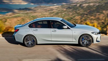 Nuova BMW Serie 3 2022: visuale laterale della berlina