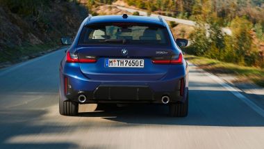 Nuova BMW Serie 3 2022: visuale posteriore della station wagon