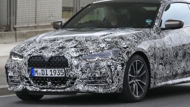 Nuova BMW Serie 4 Coupé 2021: la maxi calandra fa bella mostra di sé