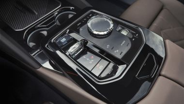 Nuova BMW Serie 5 2023, comando trasmissione e iDrive