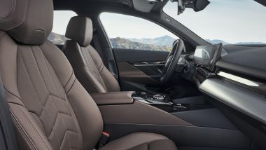 Nuova BMW Serie 5 2023, i sedili anteriori