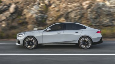 Nuova BMW Serie 5 2023, vista laterale