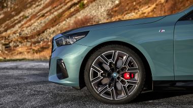 Nuova BMW Serie 5 Touring 2024: i freni sportivi M sono disponibili in opzione