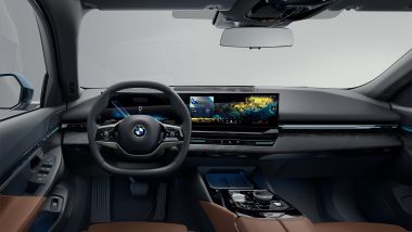 Nuova BMW Serie 5 Touring 2024: l'abitacolo è con il nuovo Curved display