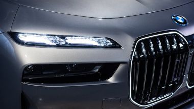 Nuova BMW Serie 7: i moduli sdoppiati dei fari con cristalli Swarovsky opzionali