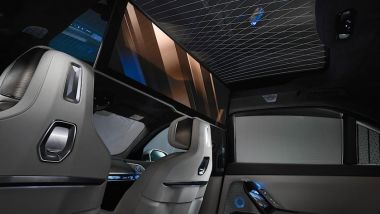 Nuova BMW Serie 7: il mega schermo posteriore scende dal tetto