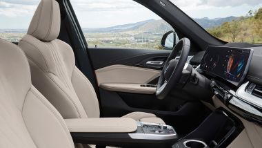 Nuova BMW X1: i sedili e un dettaglio della plancia con doppio display