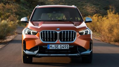 Nuova BMW X1: il frontale più aggressivo con calandra maggiorata e fari a LED affilati