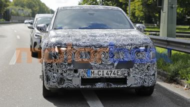 Nuova BMW X1: si intravedono una griglia verticale e i fari a LED con inedito design